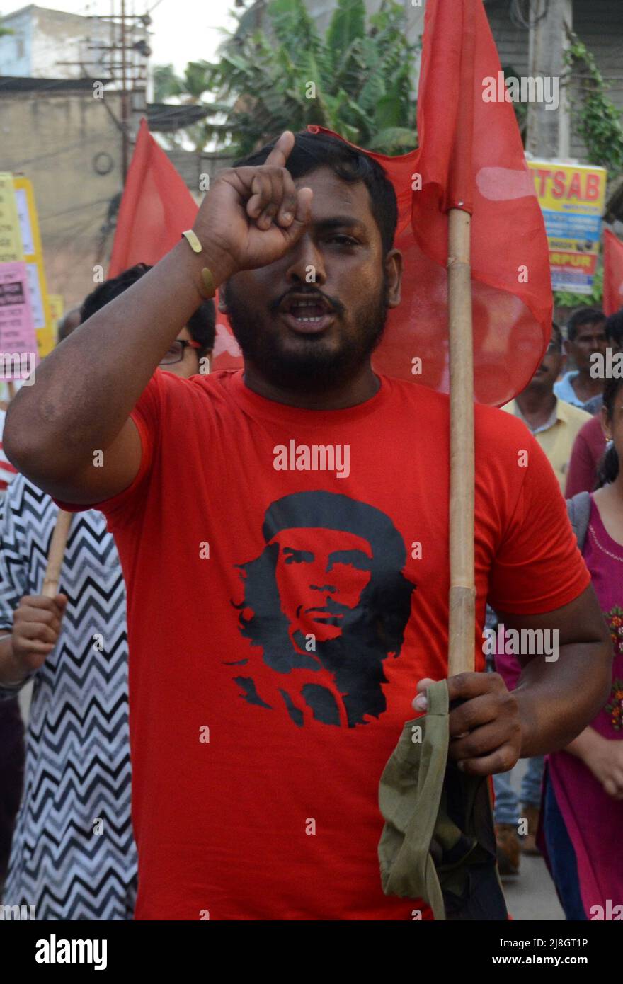 Kolkata, India. 15th maggio 2022. I membri del Partito Comunista dell'India (marxista) hanno organizzato una manifestazione in più sedi nel sud 24 Pargana nel Bengala occidentale contro l'aumento dei prezzi di benzina, diesel, gas da cucina, prodotti alimentari e varie presenza di problema di CPI[M] il leader del burro di polite Suryakanta Mishra e il membro centrale del comitato Sujan Chakroborty. (Foto di Avik Purkait/Pacific Press) Credit: Pacific Press Media Production Corp./Alamy Live News Foto Stock