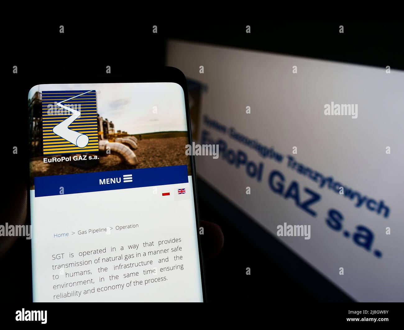 Persona che detiene il telefono cellulare con il sito web della società di gas polacca Europol GAZ sa sullo schermo di fronte al logo. Concentrarsi sul centro del display del telefono. Foto Stock