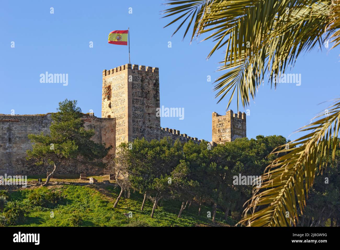 Castello di Sohail, Fuengirola, Costa del Sol, Provincia di Malaga, Andalusia, Spagna meridionale. Il castello moresco fu costruito nel 10th secolo. Tra l'uomo Foto Stock
