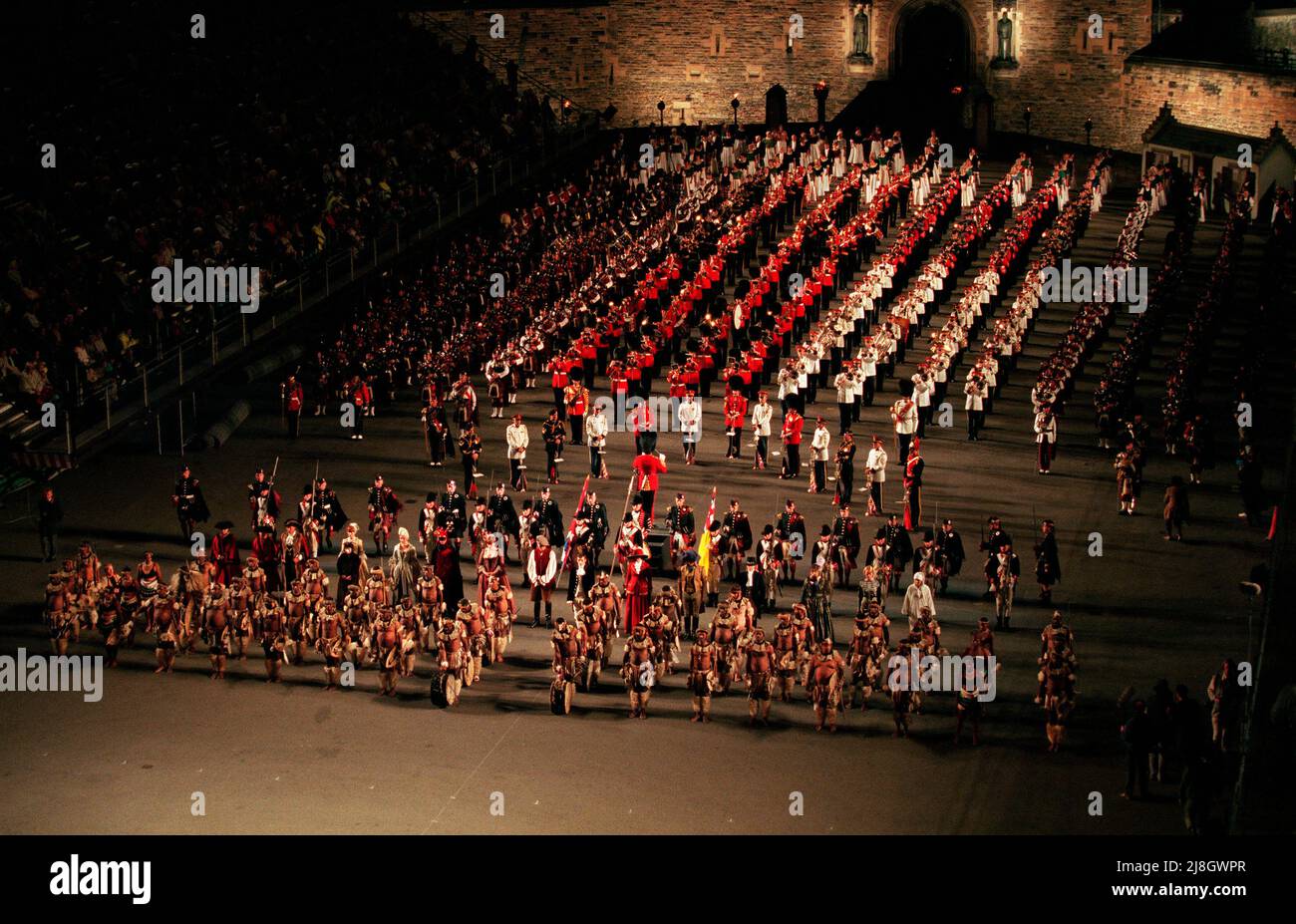 I tubi e i tamburi massaggiati al Tattoo militare di Edimburgo del 1996 sulla spianata del Castello di Edimburgo, si sono esibiti dal 2nd al 24th agosto con i Guerrieri Zulu del Servizio di polizia sudafricano in primo piano Foto Stock