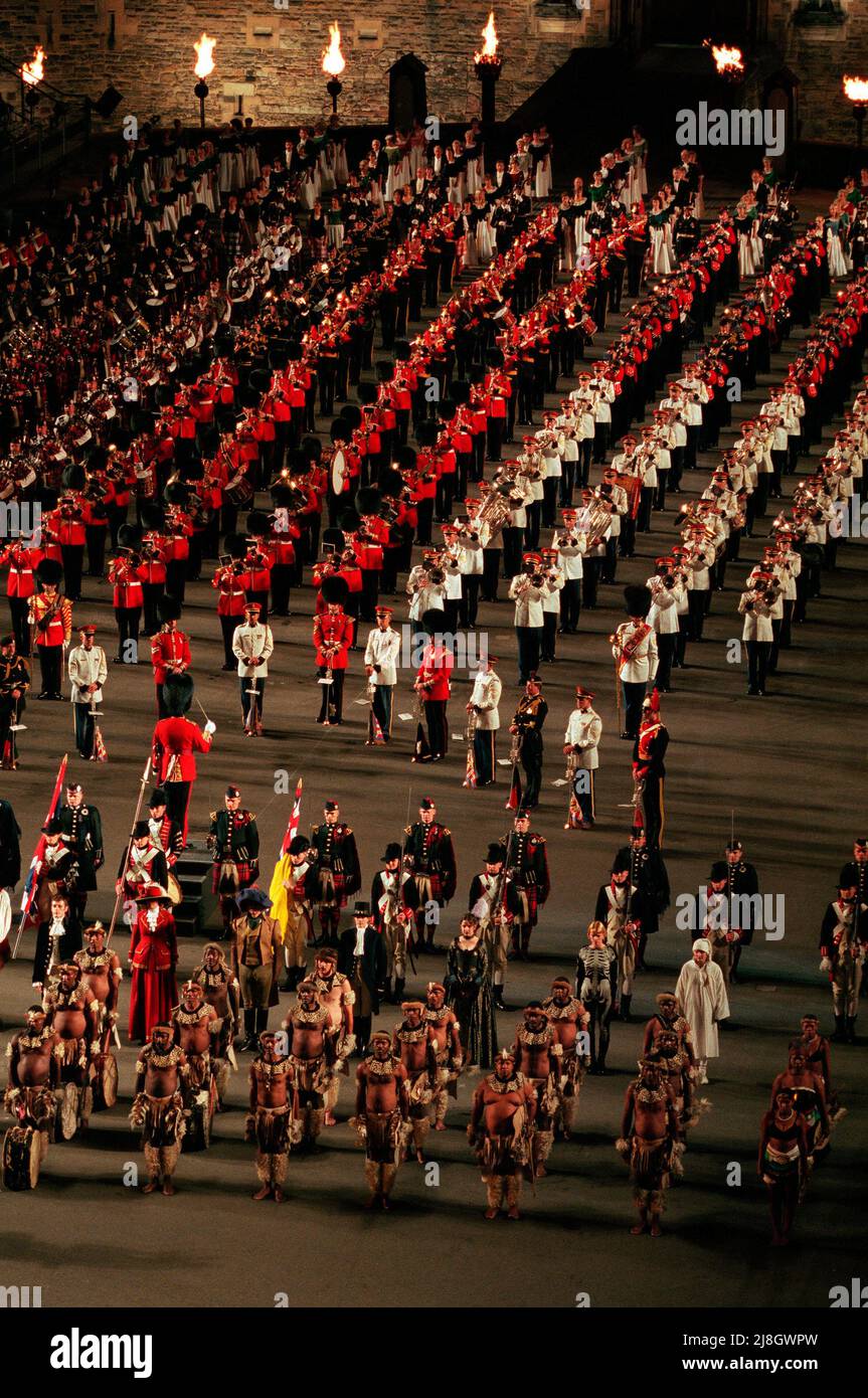 I tubi e i tamburi massaggiati al Tattoo militare di Edimburgo del 1996 sulla spianata del Castello di Edimburgo, si sono esibiti dal 2nd al 24th agosto con i Guerrieri Zulu del Servizio di polizia sudafricano in primo piano Foto Stock