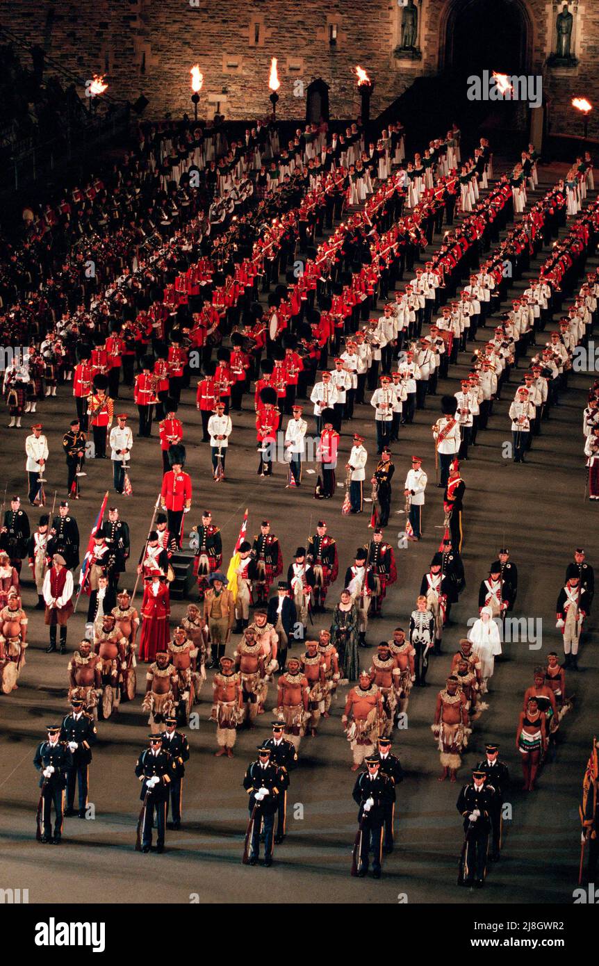 I tubi e i tamburi massaggiati al Tattoo militare di Edimburgo del 1996 sulla spianata del Castello di Edimburgo, si sono esibiti dal 2nd al 24th agosto, con la United States Army Band e i Guerrieri Zulu del Servizio di polizia del Sudafrica in primo piano Foto Stock