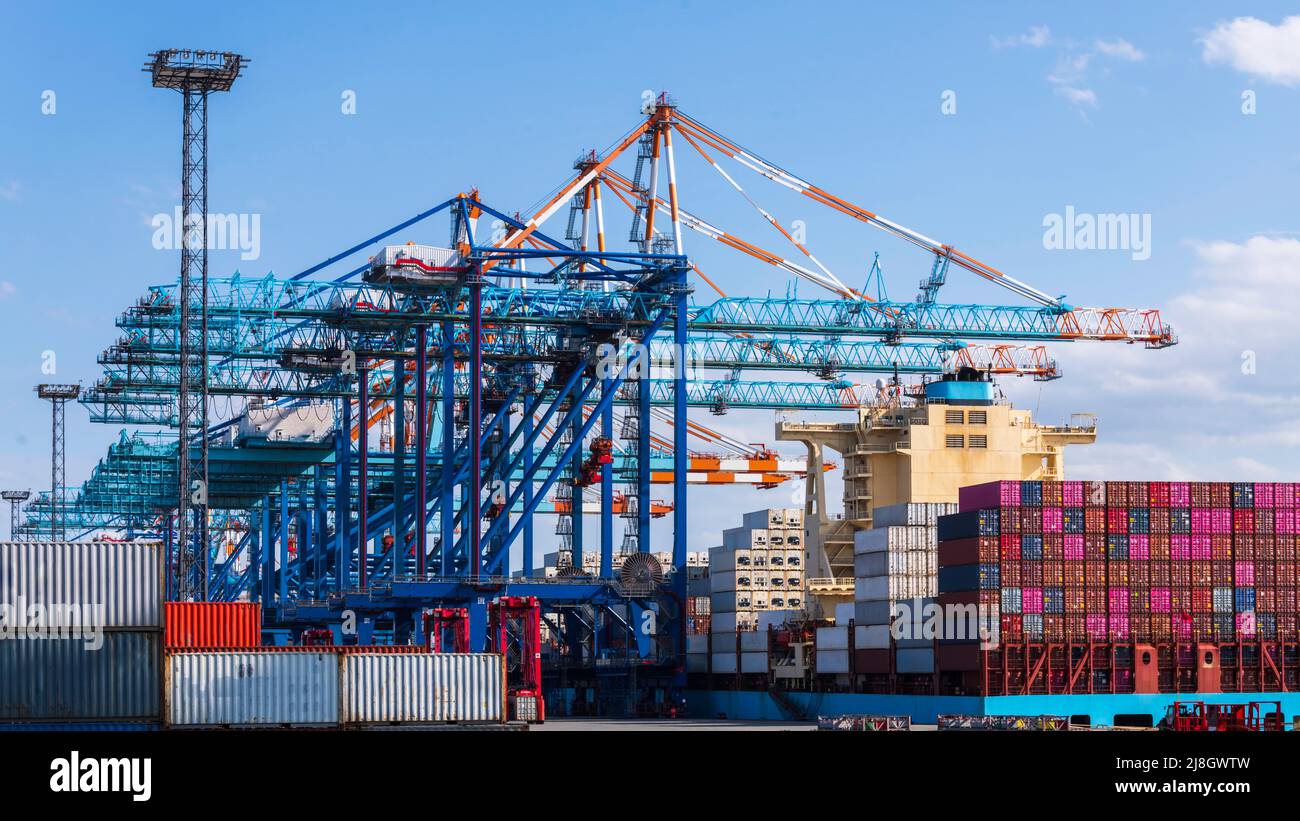 Una nave è caricata nel porto per container Foto Stock