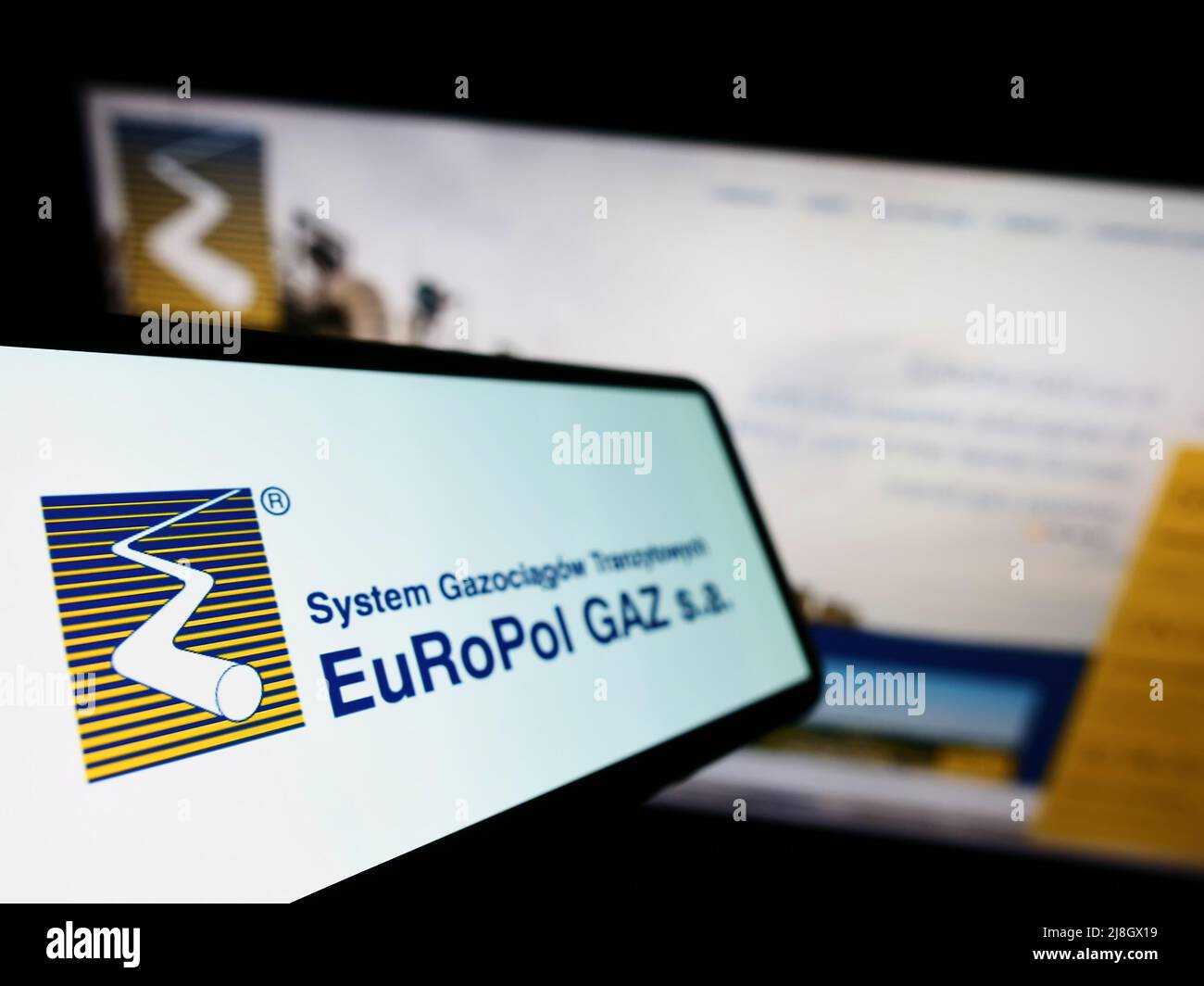 Cellulare con logo della società polacca di gasdotti Europol GAZ s.a. sullo schermo di fronte al sito web aziendale. Mettere a fuoco sulla sinistra del display del telefono. Foto Stock
