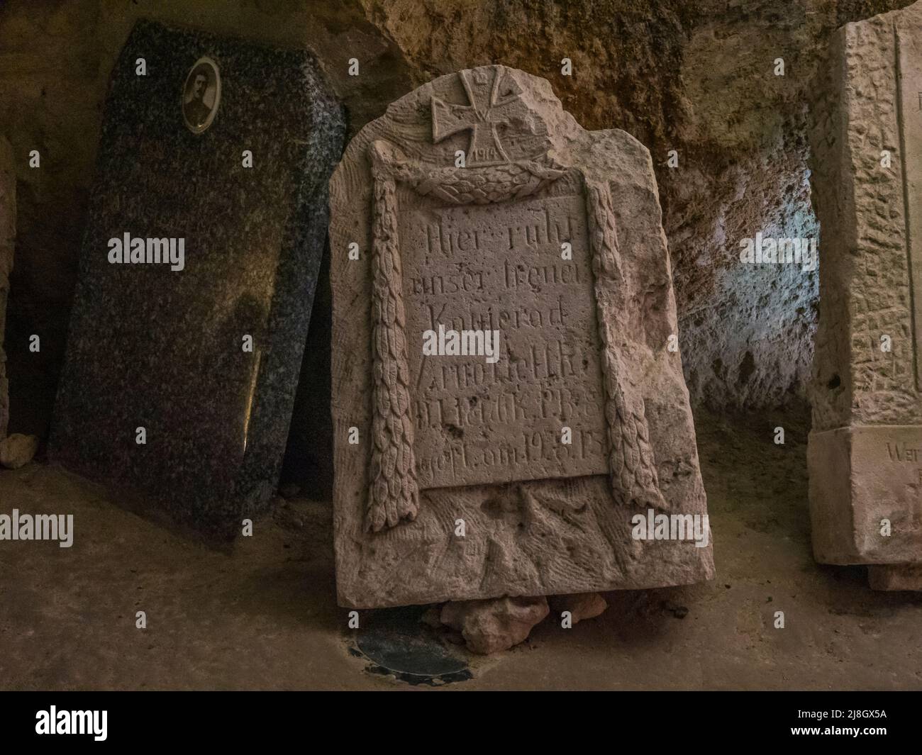 Reliquie di guerra del cimitero tedesco presso il complesso fortificato sotterraneo, il Museo Caverne du Dragon sulla cresta Chemin des Dames nel nord della Francia Foto Stock