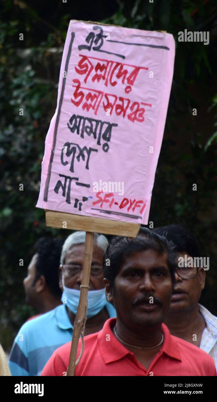 Kolkata, Bengala Occidentale, India. 15th maggio 2022. I membri del Partito Comunista dell'India (marxista) hanno organizzato una manifestazione in più sedi nel sud 24 Pargana nel Bengala occidentale contro l'aumento dei prezzi di benzina, diesel, gas da cucina, prodotti alimentari e varie presenza di problema di CPI[M] il leader del burro di polite Suryakanta Mishra e il membro centrale del comitato Sujan Chakroborty. (Credit Image: © Avik Purkait/Pacific Press via ZUMA Press Wire) Foto Stock