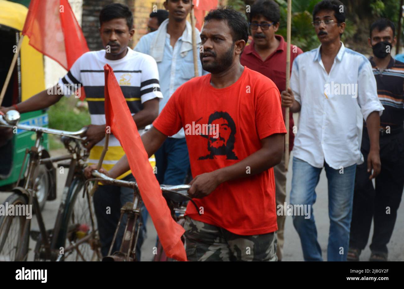 Kolkata, Bengala Occidentale, India. 15th maggio 2022. I membri del Partito Comunista dell'India (marxista) hanno organizzato una manifestazione in più sedi nel sud 24 Pargana nel Bengala occidentale contro l'aumento dei prezzi di benzina, diesel, gas da cucina, prodotti alimentari e varie presenza di problema di CPI[M] il leader del burro di polite Suryakanta Mishra e il membro centrale del comitato Sujan Chakroborty. (Credit Image: © Avik Purkait/Pacific Press via ZUMA Press Wire) Foto Stock