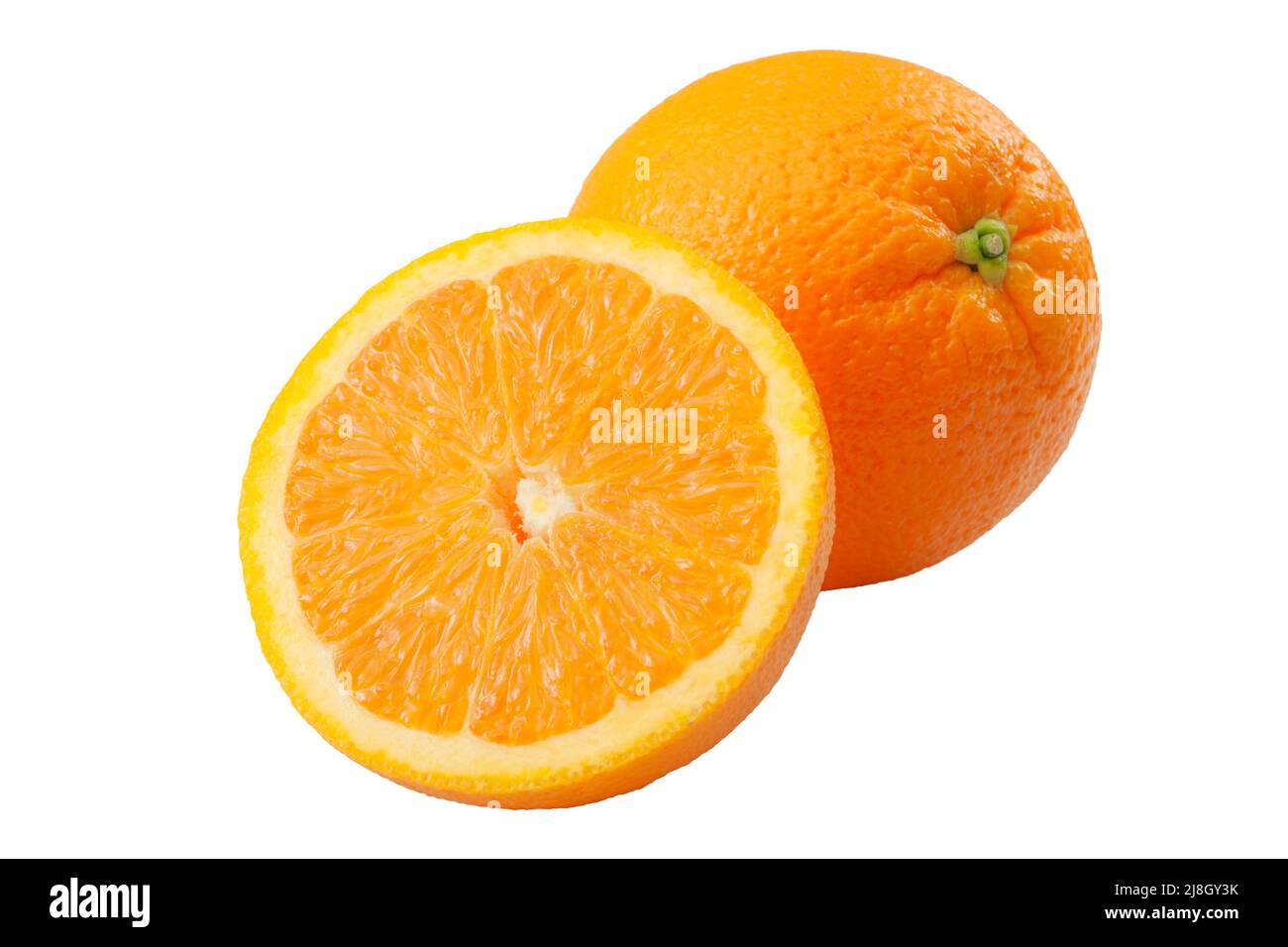 Agrumi ricchi di vitamina C e rinfrescante succo d'estate concetto tema con un arancio pieno e un affettato a metà isolato su sfondo bianco e a. Foto Stock