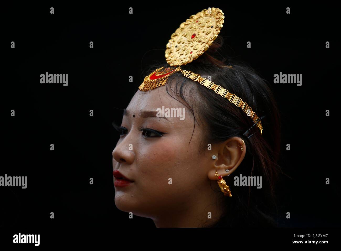Lalitpur, Nepal. 16th maggio 2022. I nativi nepalesi vestiti con abiti tradizionali eseguono la danza Sakela in occasione di celebrare il loro festival annuale di Ubhauli a Lalitpur, Nepal, lunedì 16 maggio 2022. Durante questa tradizionale celebrazione rituale il popolo Kirati adorerà i loro antenati e la natura per cercare ricchezza e colture migliori per i prossimi mesi. (Credit Image: © Skanda Gautam/ZUMA Press Wire) Foto Stock