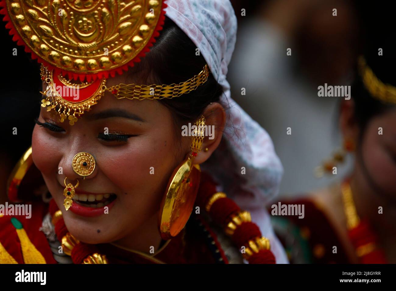 Lalitpur, Nepal. 16th maggio 2022. I nativi nepalesi vestiti con abiti tradizionali eseguono la danza Sakela in occasione di celebrare il loro festival annuale di Ubhauli a Lalitpur, Nepal, lunedì 16 maggio 2022. Durante questa tradizionale celebrazione rituale il popolo Kirati adorerà i loro antenati e la natura per cercare ricchezza e colture migliori per i prossimi mesi. (Credit Image: © Skanda Gautam/ZUMA Press Wire) Foto Stock