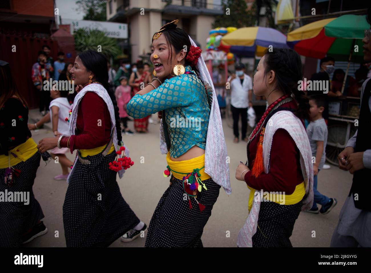 Lalitpur, Nepal. 16th maggio 2022. I nativi nepalesi vestiti con abiti tradizionali eseguono la danza Sakela in occasione di celebrare il loro festival annuale di Ubhauli a Lalitpur, Nepal, lunedì 16 maggio 2022. Durante questa tradizionale celebrazione rituale il popolo Kirati adorerà i loro antenati e la natura per cercare ricchezza e colture migliori per i prossimi mesi. (Credit Image: © Skanda Gautam/ZUMA Press Wire) Foto Stock