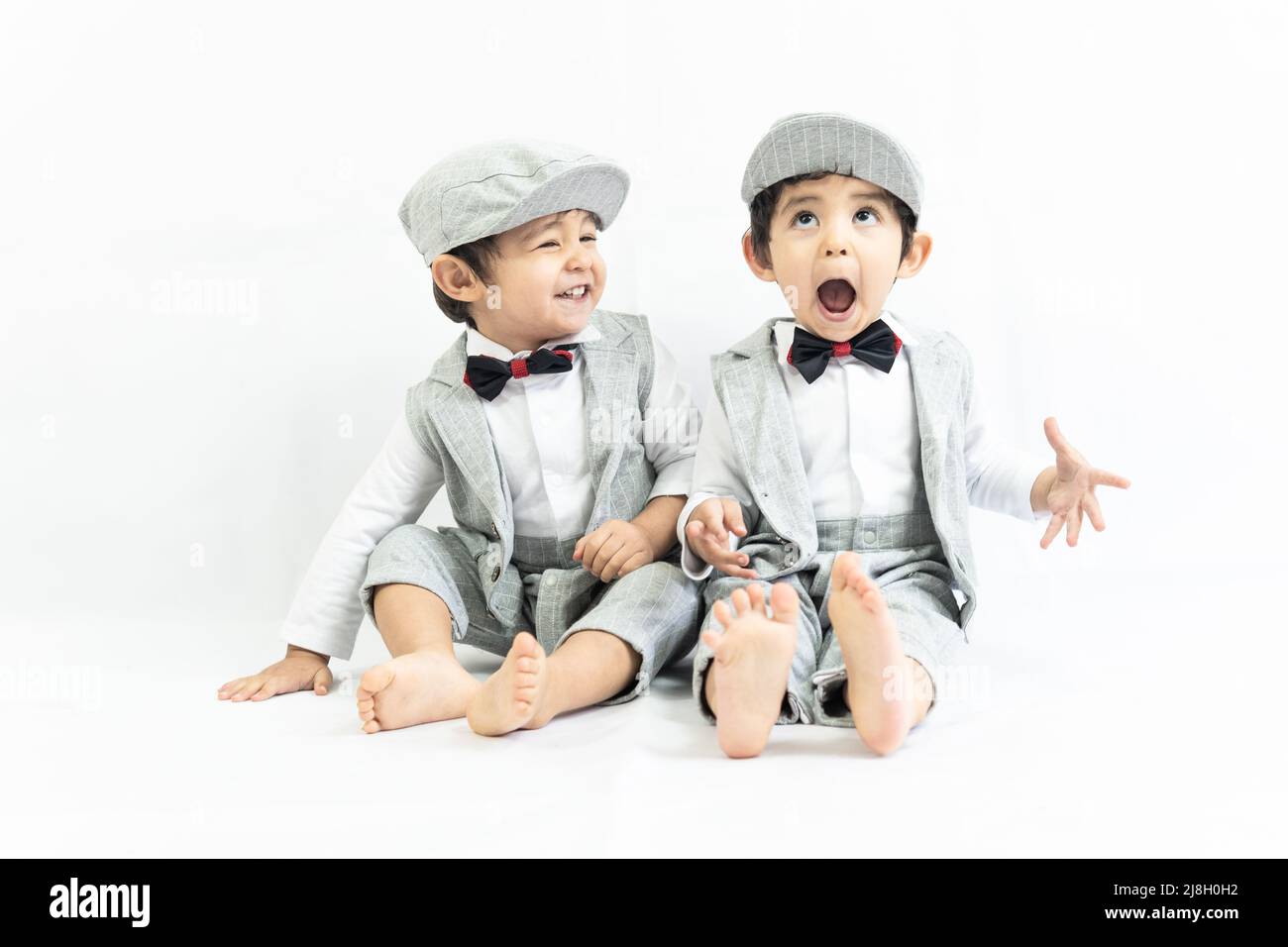 Su uno sfondo bianco, il bambino gioca con suo fratello, vestito in un  costume di leone carnevale. Il fratello più anziano e più giovane giocano.  Bambini divertenti Foto stock - Alamy