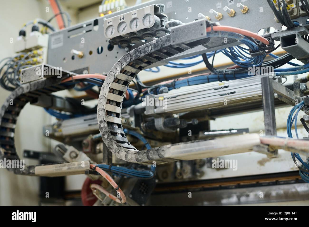 Primo piano di macchine moderne per la produzione di mobili in fabbrica Foto Stock