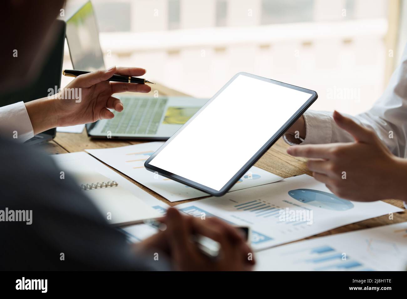 La riunione del team aziendale presenta la crescita finanziaria e pianifica il futuro. Concetto di task manager finanziari. Foto Stock