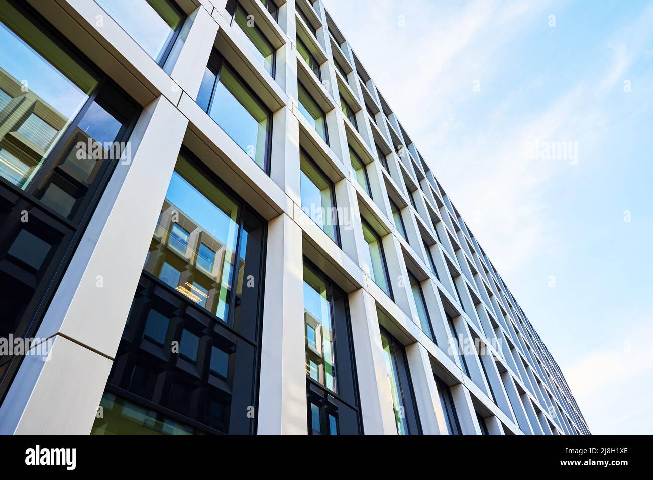 Moderno complesso residenziale. Facciata di un nuovo edificio per uffici in Europa. Complesso di appartamenti residenziali in Polonia Foto Stock