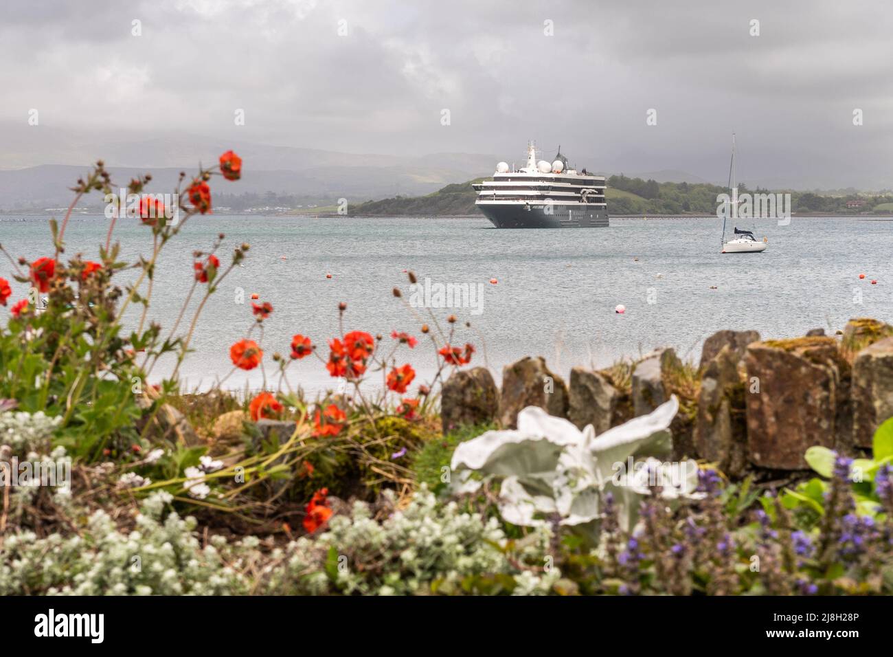 Bantry, West Cork, Irlanda. 16th maggio 2022. La nave da crociera 'World Explorer' ancorata appena fuori Bantry presto questa mattina. La nave è la prima a visitare da prima dell'inizio della pandemia COVID-19 nel 2020. La nave da crociera naviga alle 18,00 di questa sera. Credit: AG News/Alamy Live News Foto Stock