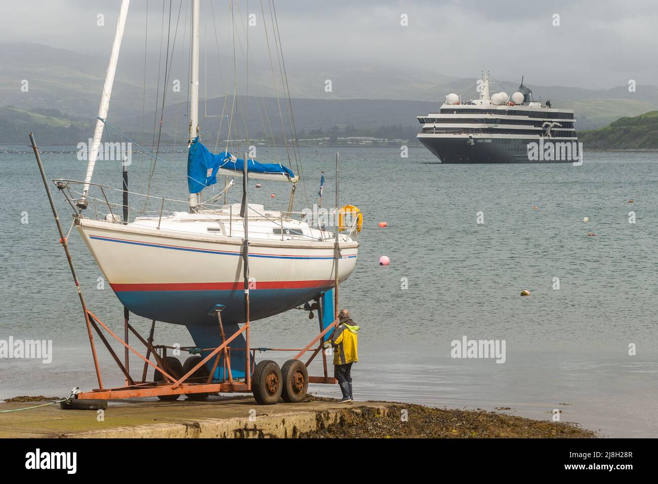 Bantry, West Cork, Irlanda. 16th maggio 2022. La nave da crociera 'World Explorer' ancorata appena fuori Bantry presto questa mattina. La nave è la prima a visitare da prima dell'inizio della pandemia COVID-19 nel 2020. La nave da crociera naviga alle 18,00 di questa sera. Credit: AG News/Alamy Live News Foto Stock