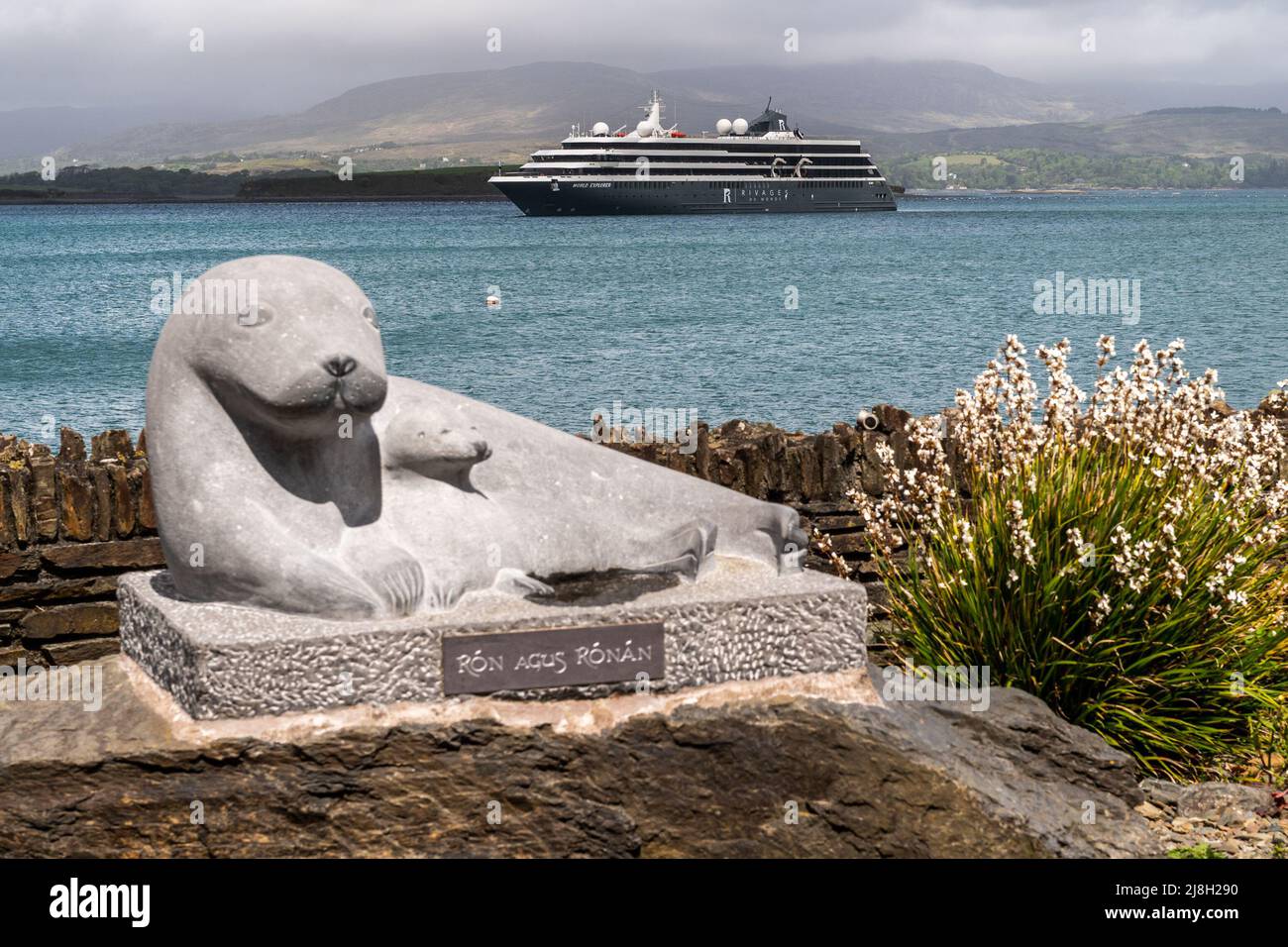Bantry, West Cork, Irlanda. 16th maggio 2022. La nave da crociera 'World Explorer' ancorata appena fuori Bantry presto questa mattina. La nave è la prima a visitare da prima dell'inizio della pandemia COVID-19 nel 2020. La nave da crociera naviga alle 18,00 di questa sera. Credit: AG News/Alamy Live News Foto Stock