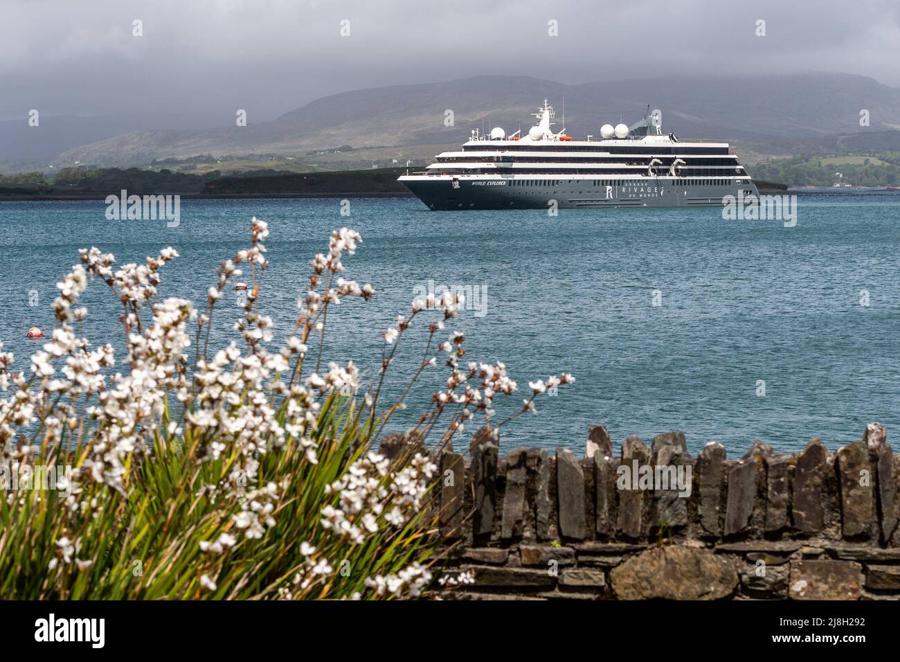 Bantry, West Cork, Irlanda. 16th maggio 2022. La nave da crociera 'World Explorer' ancorata appena fuori Bantry presto questa mattina. La nave è la prima a visitare da prima dell'inizio della pandemia COVID-19 nel 2020. La nave da crociera naviga alle 18,00 di questa sera. Credit: AG News/Alamy Live News Foto Stock