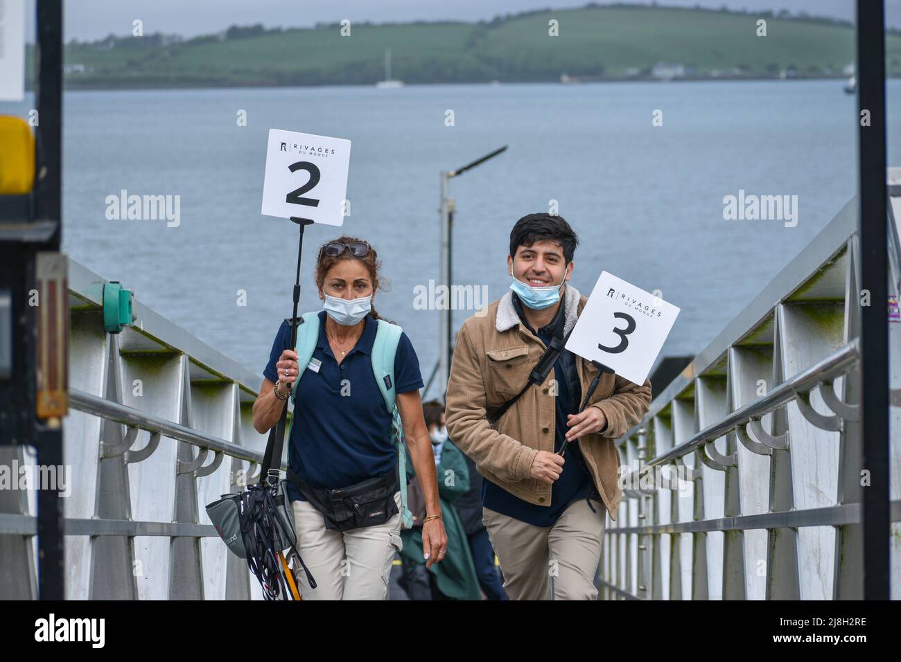 Bantry, West Cork, Irlanda.15th Maggio, 2022. Dopo una lunga attesa dovuta all'epidemia, le navi da crociera sono ritornate a Bantry Bay. Il World Explorer, con 200 ospiti e equipaggio, è la prima nave da crociera di Bantry di quest'anno. La nave da crociera è arrivata a Bantry intorno alle 7:00 e partirà stasera alle 6:00. Credit: Karlis Dzjamko/ Alamy Live News Foto Stock