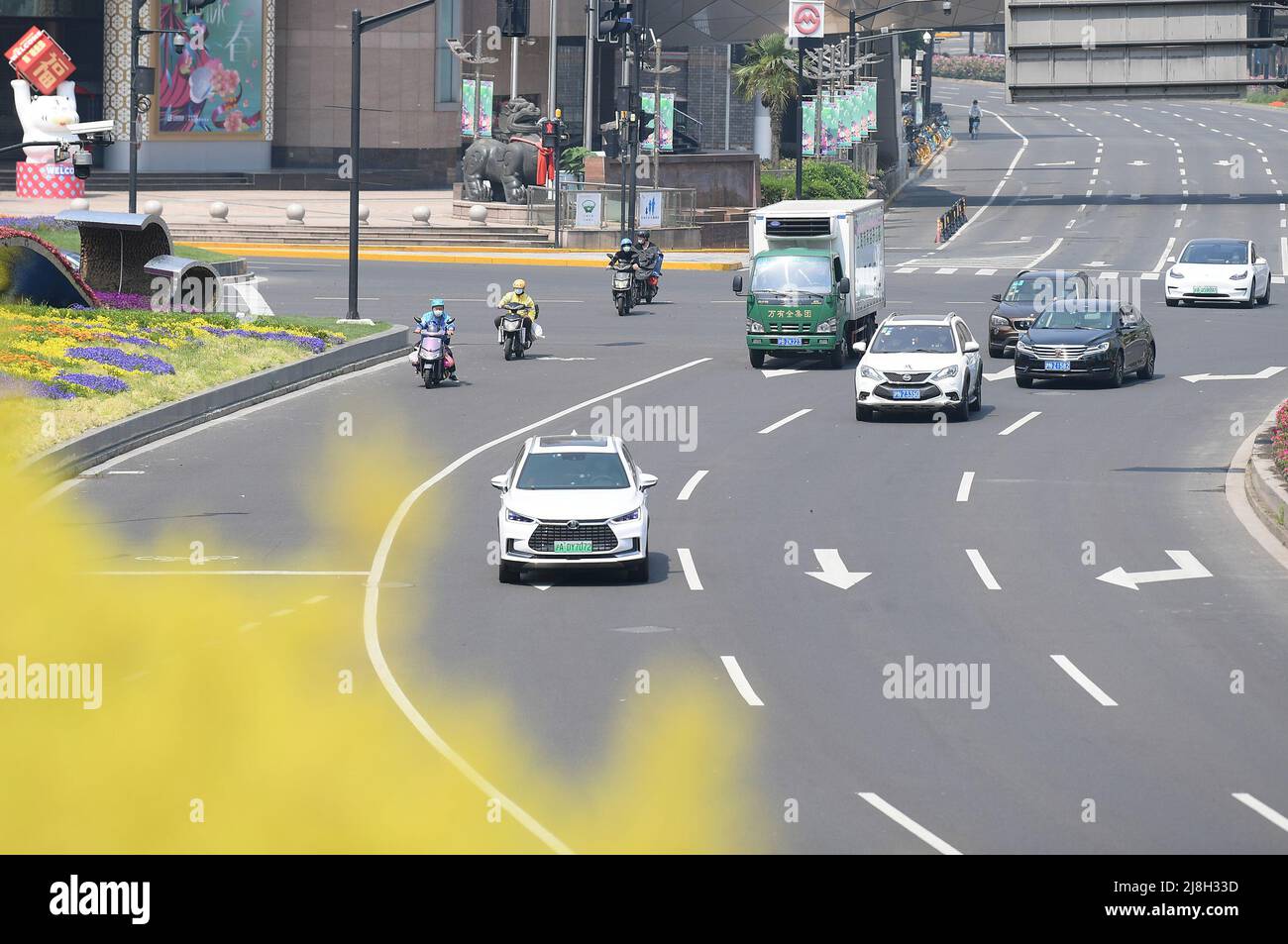 Shanghai. 16th maggio 2022. I veicoli si spostano su strade nell'area di Xujiahui, Shanghai, 16 maggio 2022. La Cina Shanghai ha tagliato la trasmissione comunitaria di COVID-19 in 15 dei suoi 16 distretti, secondo una conferenza stampa sulla prevenzione e il controllo epidemico tenutasi lunedì. Credit: Li He/Xinhua/Alamy Live News Foto Stock