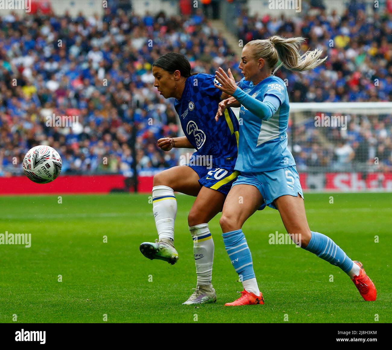 LONDRA, INGHILTERRA - MAGGIO 15:L-R Chelsea Women Sam Kerr e Alex Greenwood del Manchester City WFC durante la finale della Coppa delle Donne fa tra Chelsea Women e ma Foto Stock