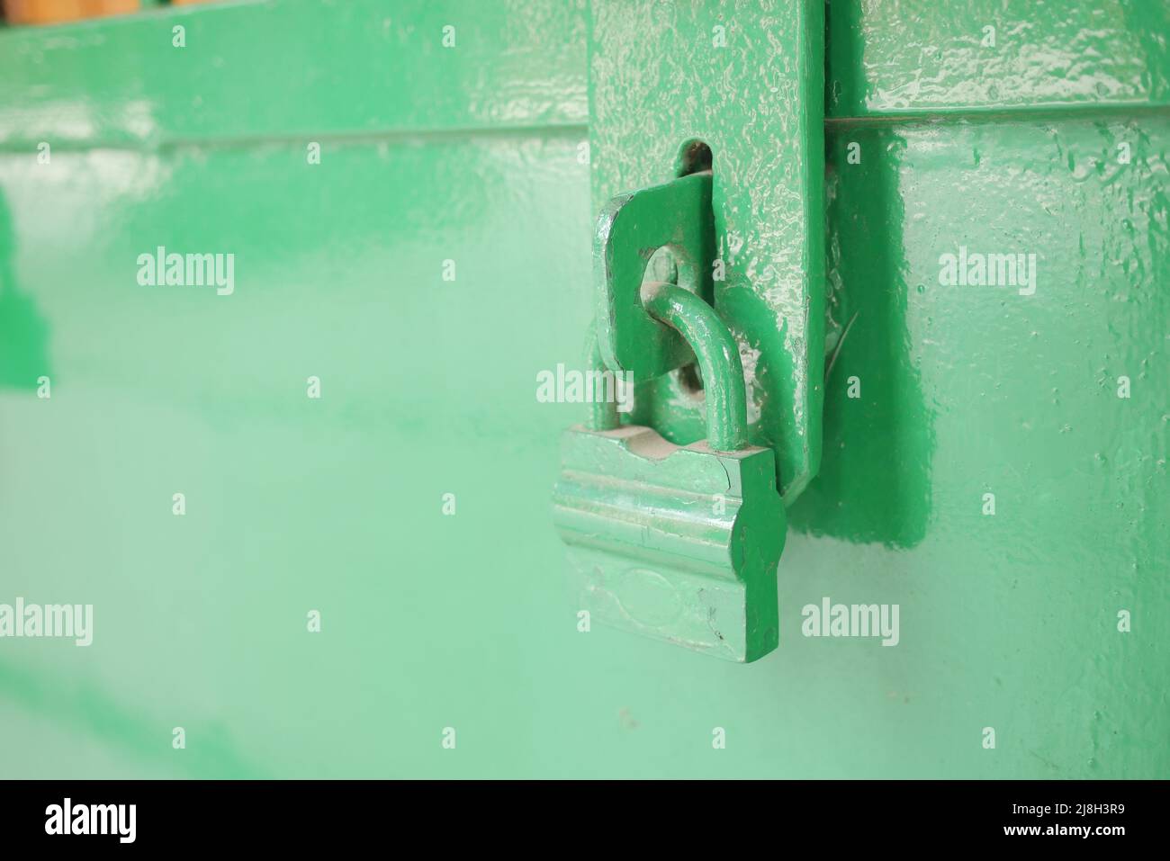 Consegna di un lucchetto su una vecchia porta Foto Stock