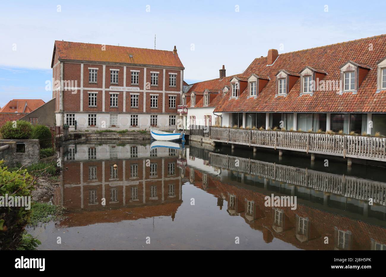 WISSANT, FRANCIA, 13 APRILE 2022: Musee du Moulin (Museo del Mulino) e Hotel de la Plage sulla Costa d'Opale a Wissant, Francia. Questa città costiera è un pop Foto Stock