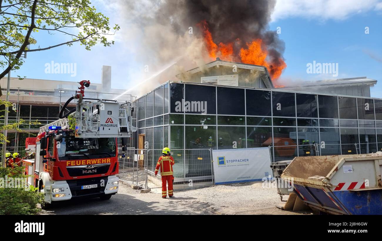 Kreuztal, Germania. 16th maggio 2022. I vigili del fuoco spengono le fiamme. Il municipio di Kreuztal nella regione del Siegerland bruciò lunedì. Credit: Kai Osthoff/dpa/Alamy Live News Foto Stock