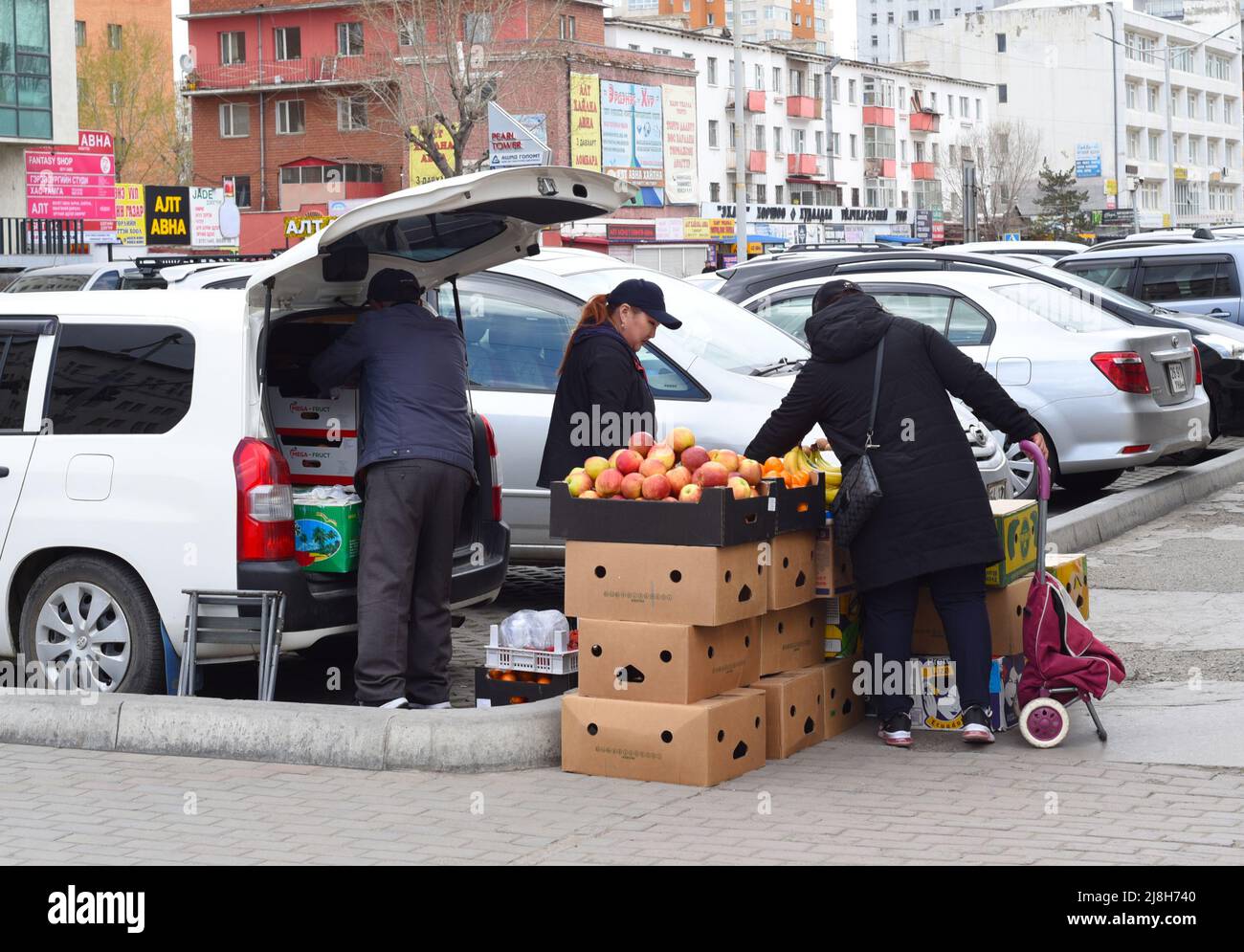 Ulaan Baatar, Mongolia - 05.13.2022: Le donne mongolo vendono frutta per strada Foto Stock