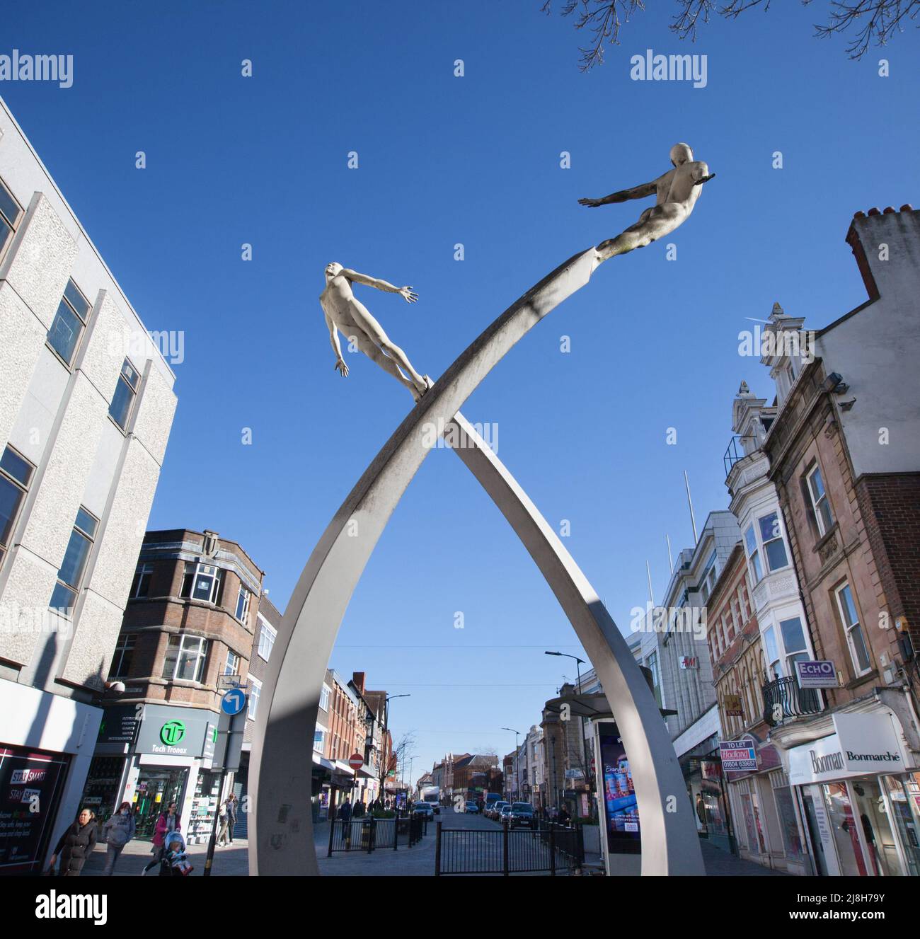 Una statua per commemorare la scoperta del DNA su Abington Street, Northampton nel Regno Unito Foto Stock