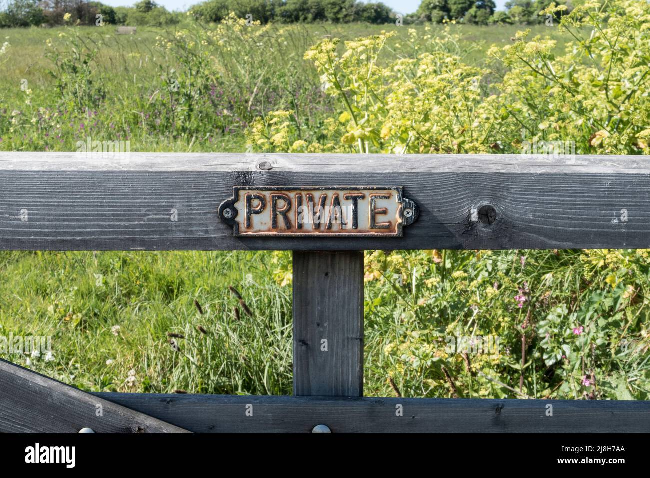 Vecchio cancello fattoria in legno con segno privato Foto Stock
