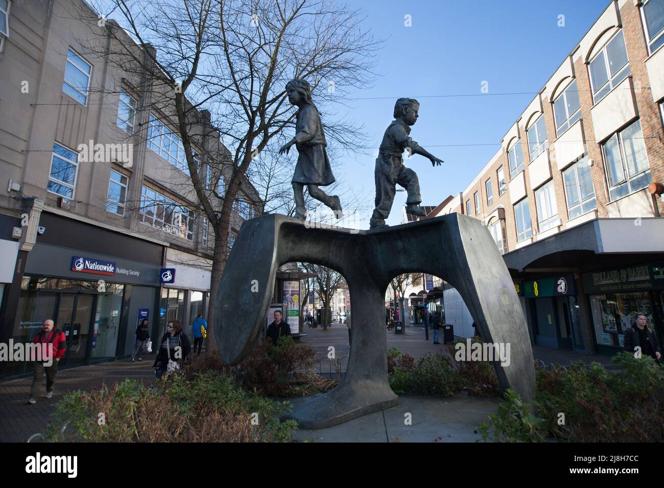 Una statua su 2 bambini di Graham Ibbeson su Abington Street a Northampton nel Regno Unito Foto Stock