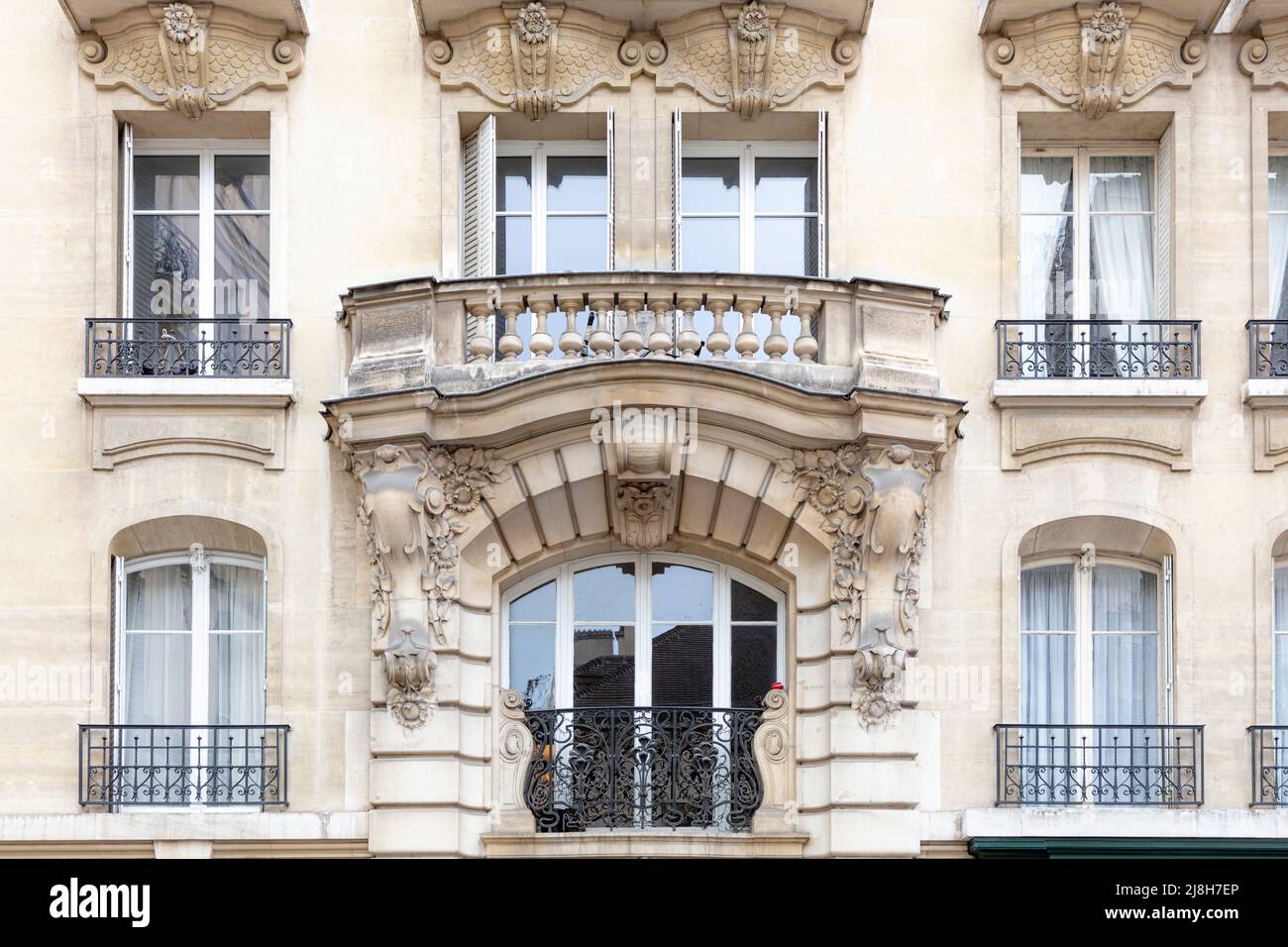 Finestre balconi e dettagli architettonici su edificio nel 7th Arrondissement, Parigi, Ile-de-France, Francia Foto Stock