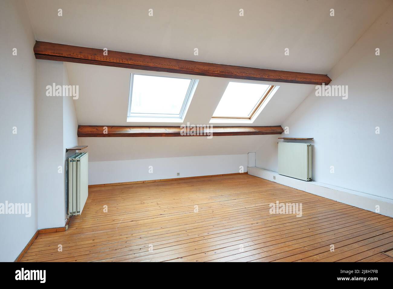Interni soffitta finestre e pavimento in legno in camera vuota Foto Stock