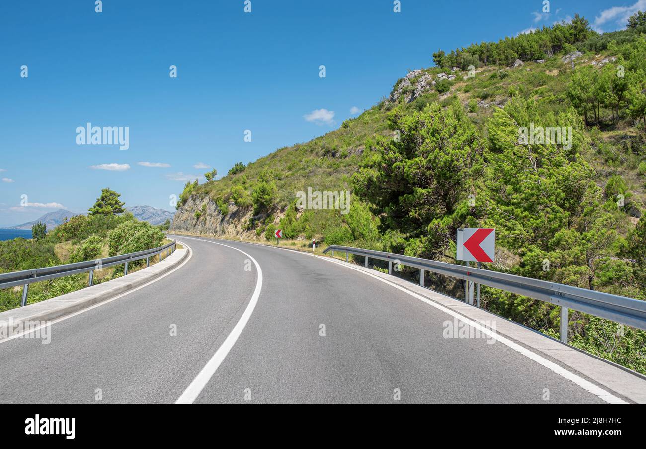 Bellissimo paesaggio montano della costa adriatica. Foto Stock