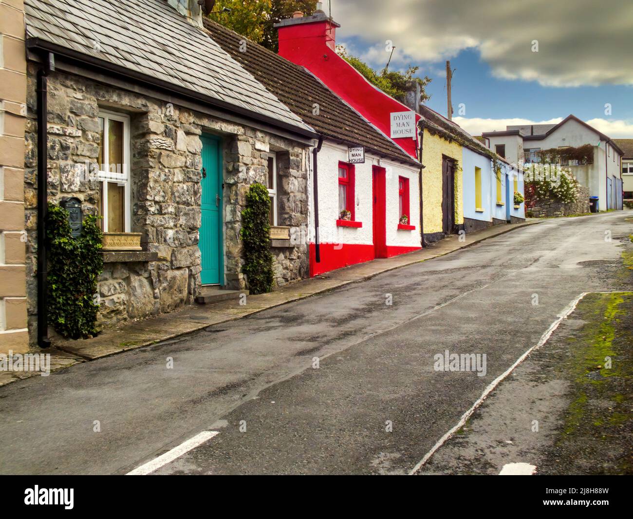 Questa strada in una città della contea di Mayo sembra che il tempo si è fermato qui anni fa.County Mayo, Irlanda. Foto Stock