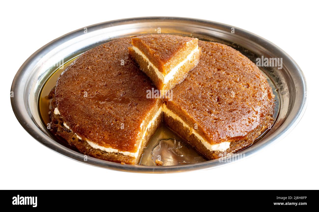 Pane kadayif isolato su uno sfondo bianco. Fette di pane kadayif in un vassoio nome locale Foto Stock