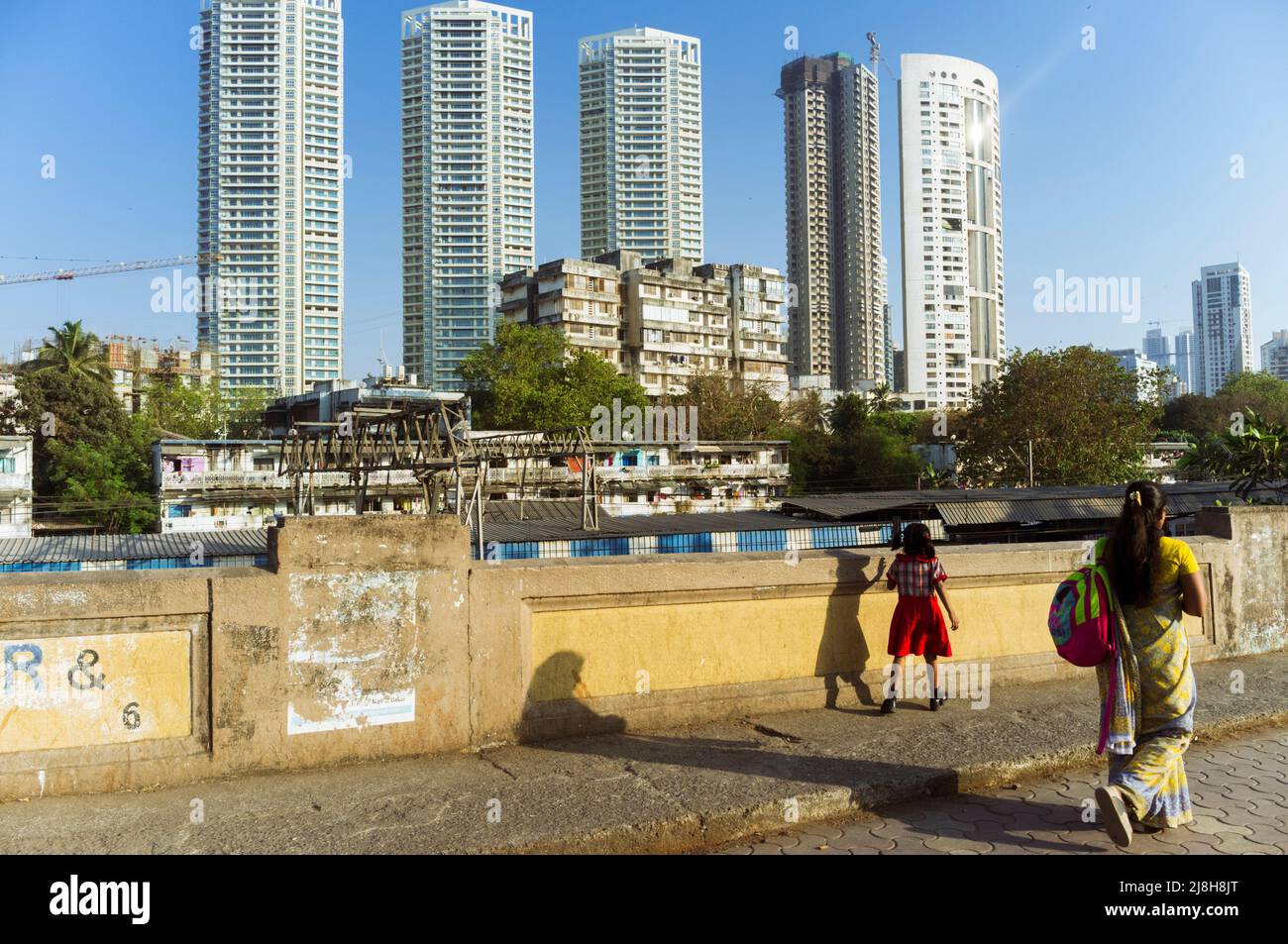 Mumbai, Maharashtra, India : le donne camminano oltre gli alti edifici nel sud di Mumbai. Foto Stock