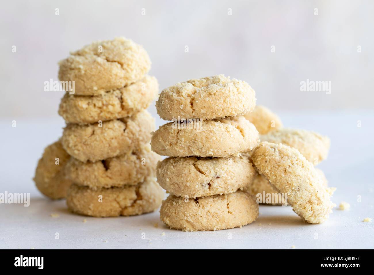 Farinare i biscotti su sfondo bianco. Primo piano Foto Stock