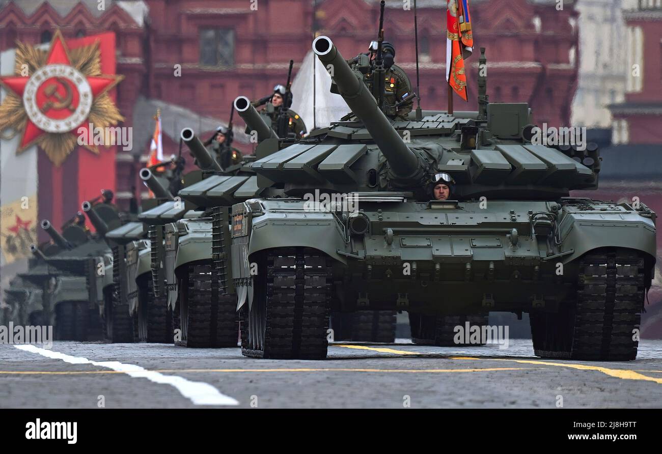 Il presidente russo Vladimir Putin ha partecipato a una parata militare che ha segnato il 77th anniversario della vittoria nel 1941-1945 - ciò che la Russia chiama la "Grande guerra patriottica". Truppe e armamenti furono recensiti sulla Piazza Rossa, appena fuori dal Muro del Cremlino. Foto Stock