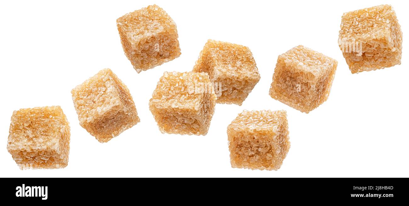 Cubetti cadenti di zucchero di canna isolati su sfondo bianco Foto Stock