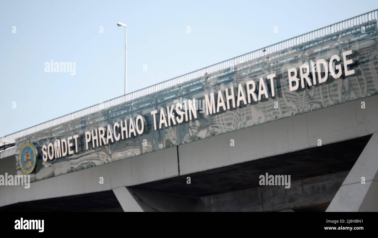 Somdet Phrachao Taksin Maharat Bridge aka il Taksin Bridge aka Sathorn Bridge sul fiume Chao Phraya Bangkok Thailandia Foto Stock