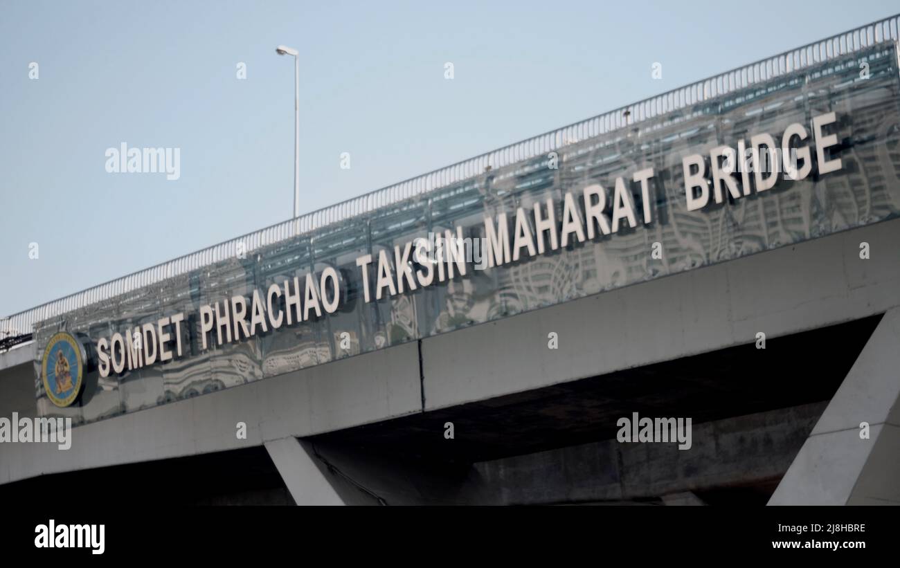 Somdet Phrachao Taksin Maharat Bridge aka il Taksin Bridge aka Sathorn Bridge sul fiume Chao Phraya Bangkok Thailandia Foto Stock