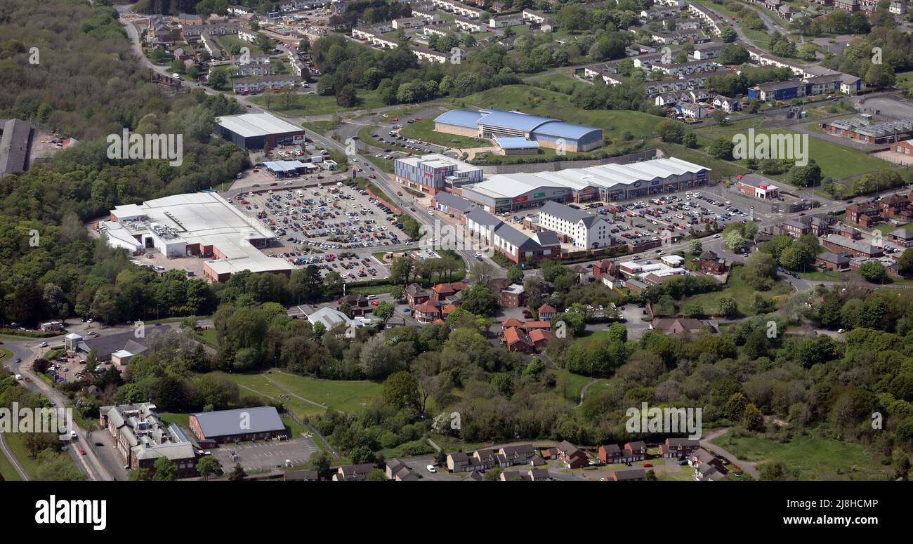 Vista aerea del centro del villaggio di Catterick Garrison, incluso il supermercato Tesco e il Princes Gate Shopping Park, North Yorkshire Foto Stock