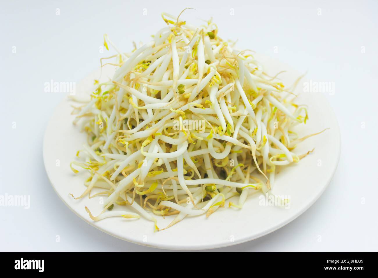 Pila di germogli di soia isolata su sfondo bianco Foto Stock