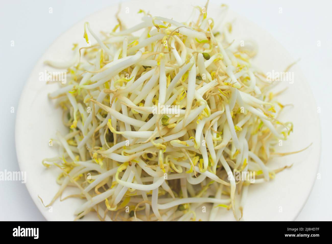 Pila di germogli di soia isolata su sfondo bianco Foto Stock