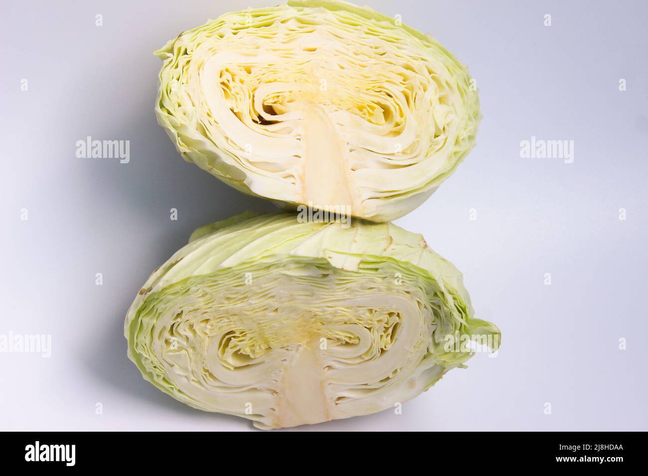 Fresco di cavolo verde isolato su sfondo bianco Foto Stock