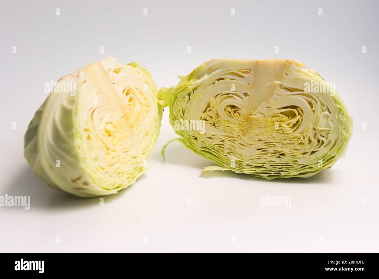 Fresco di cavolo verde isolato su sfondo bianco Foto Stock