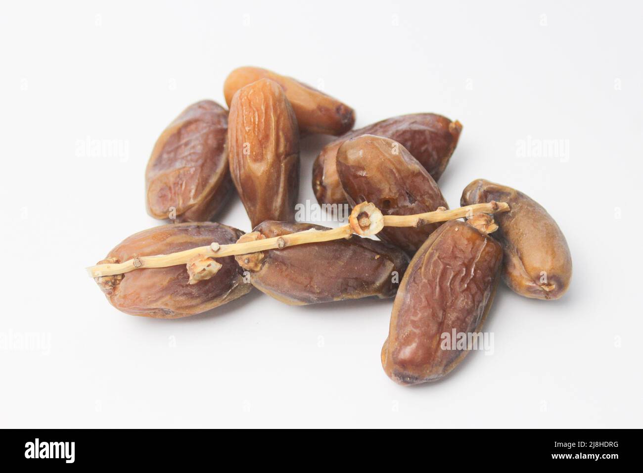 Gustosi datteri secchi isolati su sfondo bianco. Cibo arabo Foto Stock